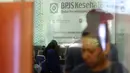 Warga mengurus iuran BPJS Kesehatan di Kantor BPJS Jalan Raya Pasar Minggu, Jakarta, Senin (4/11/2019). Perhimpunan Rumah Sakit Seluruh Indonesia memprediksi akan terjadi migrasi turun kelas peserta BPJS Kesehatan akibat kenaikan iuran 100 persen pada awal 2020. (merdeka.com/Arie Basuki)