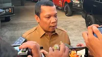 Sekretaris DPRD Riau Muflihun memberi keterangan pers usai pemeriksaan dalam pengusutan korupsi SPPD. (Liputan6.com/M Syukur)