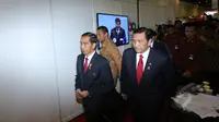 Presiden Joko Widodo (kiri) didampingi Ketua Panitia Luhut Pandjaitan (kanan) memantau ruang media center wartawan peliput Konferensi Asia Afrika di Jakarta Convention Center, Rabu (22/4/2015). (Liputan6.com/Herman Zakharia)