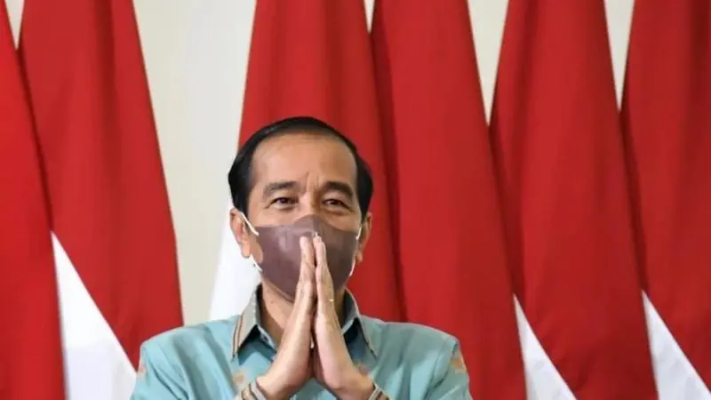 Jokowi Longgarkan Aturan Wajib Masker di Ruang Terbuka, Bagaimana di Pesawat dan KRL?