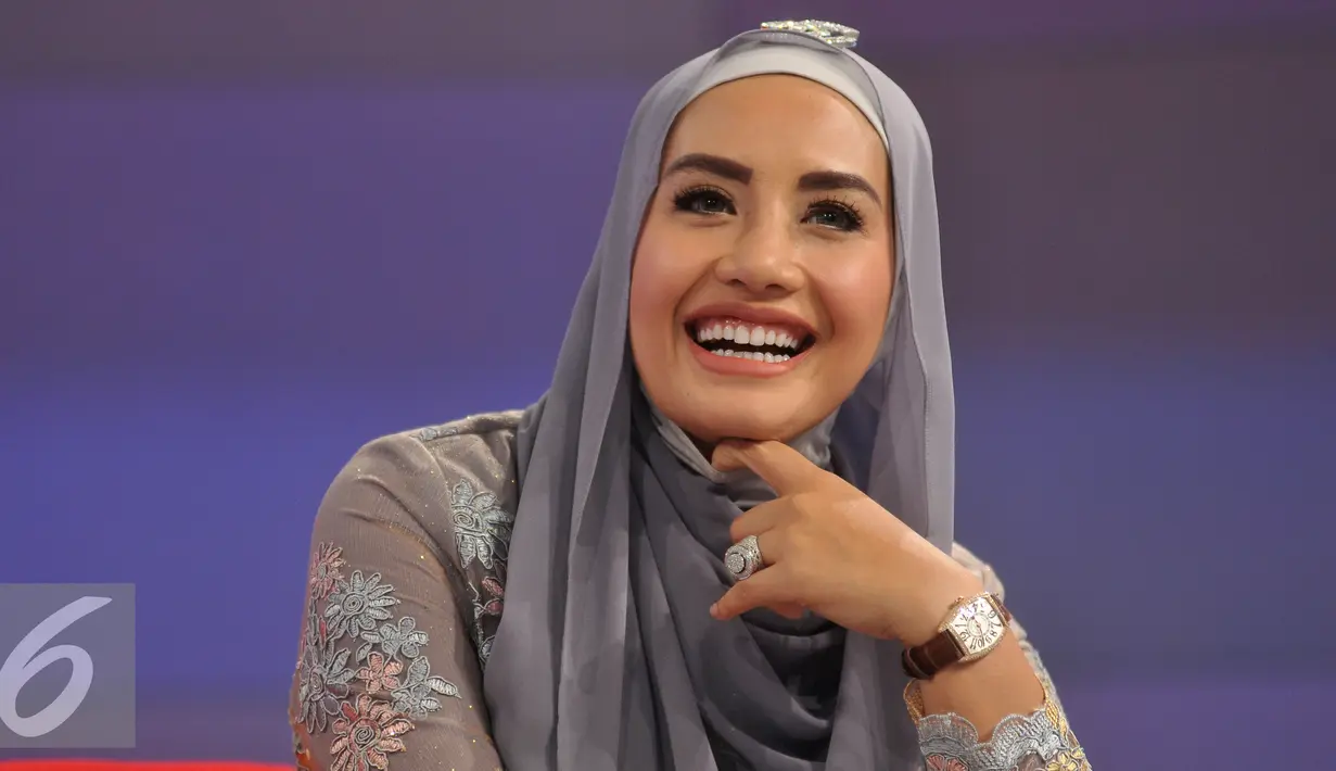 Shinta Bachir tampil mengenakan hijab saat menghadiri acara Dear Haters di SCTV Tower, Jakarta, Kamis (16/6/2016). Shinta menceritakan lika-liku hidupnya kepada Dear Haters. (Liputan6.com/Gempur M Surya)