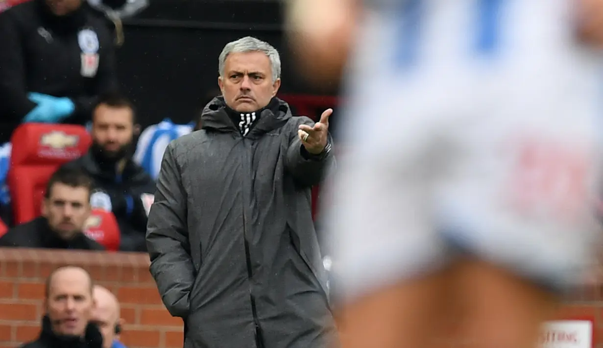 Manajer Manchester United Jose Mourinho memberi arahan saat menyaksikan timnya bertanding melawan Huddersfield Town dalam pertandingan Liga Inggris di Old Trafford di Manchester (3/2). (AFP Photo/Paul Ellis)
