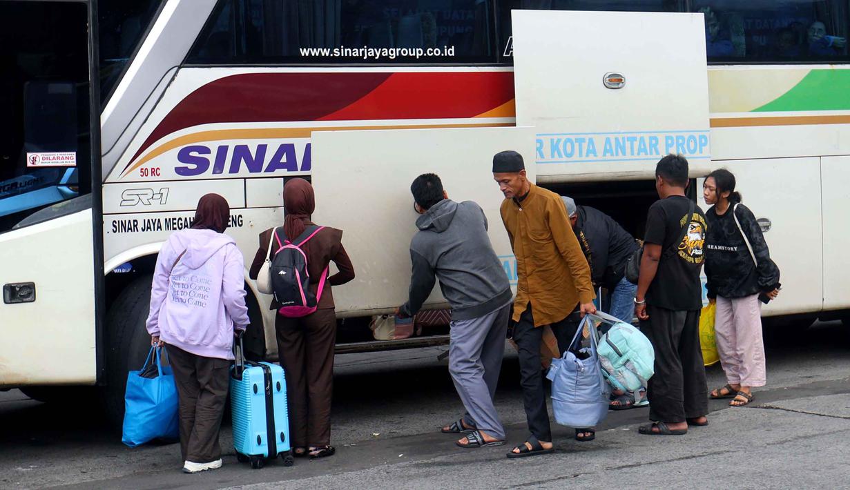 Untuk hari ini, Rabu 25 Maret 2026, diperkirakan ada sekitar 2.500 penumpang bus Antar Kota Antar Provinsi (AKAP) akan tiba di Terminal Kampung Rambutan, Jakarta Timur. Tampak dalam foto, penumpang bus Antar Kota Antar Provinsi (AKAP) saat tiba di Terminal Kampung Rambutan, Jakarta Timur, Rabu (25/3/2026). (Kapanlagi.com/Budy Santoso)