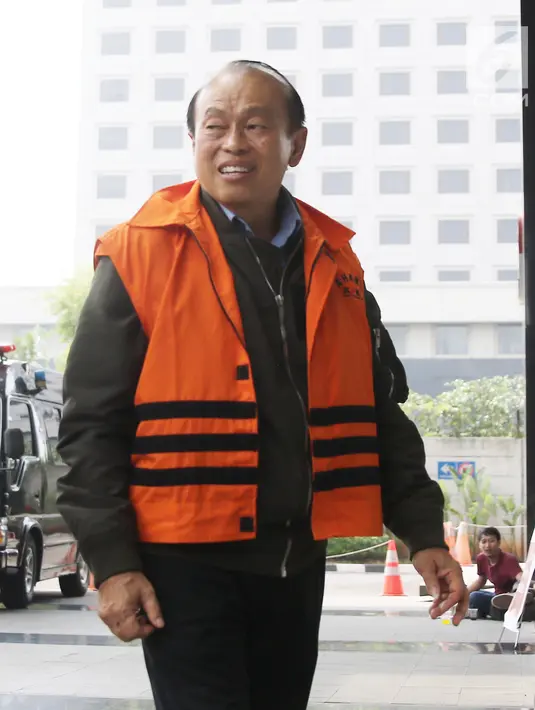 Tersangka Direktur PT Moderna Teknik Perkasa, Susilo Prabowo tiba di Gedung KPK, Jakarta, Kamis (2/8). Susilo kembali diperiksa terkait dugaan suap proyek infrastruktur di Kabupaten Tulungagung dan Kota Blitar. (Liputan6.com/Herman Zakharia)