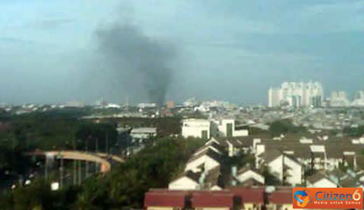 Citizen6, Cilacap: Tangki premium depo terbakar, Sabtu (2/4). (Pengirim: Ravinder Mawa)