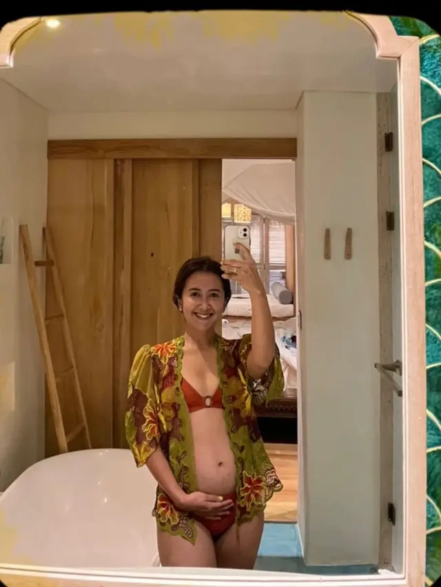 8 Potret Gaya Widi Mulia Liburan di Bali, Pamer Baby Bump dalam Balutan Bikinif
