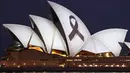 Pita hitam menerangi Gedung Opera Sydney sebagai bagian dari hari berkabung nasional, Senin (15/4/2024). (DAVID GRAY / AFP)