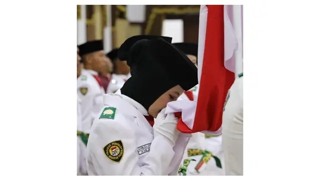 Suasana Khimad, Gubernur Khofifah Mengarahkan Paskibraka Mencium Bendera Merah Putih dengan Penuh Penghayatan