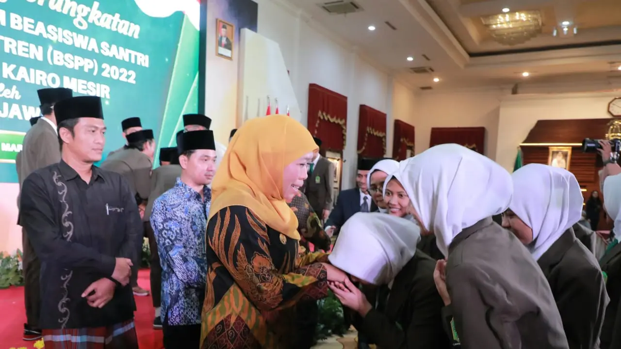 Khofifah Indar Parawansa melepas 30 penerima beasiswa santri pondok pesantren (BSPP) untuk menempuh pendidikan di Universitas Al Azhar Kairo Mesir. (Dian Kurniawan/Liputan6.com)