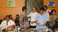 Menteri Tenaga Kerja M Hanif Dhakiri mengatakan pemerintah masih terus melakukan kajian untuk menemukan formula yang terbaik bagi kenaikan upah buruh