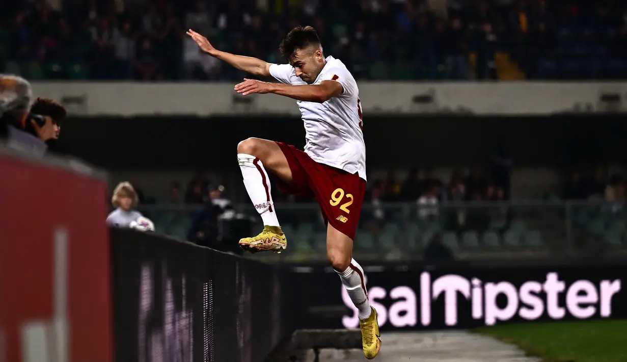 Penyerang AS Roma, Stephan El Shaarawy berselebrasi usai mencetak gol ke gawang Verona pada pertandingan lanjutan Liga Serie A Italia di stadion Marcantonio Bentegodi, di Verona, Italia, Senin 31 Oktober 2022. AS Roma menang atas Verona 3-1. (AFP/MARCO BERTORELLO)