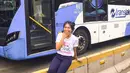 Shania Gracia JKT48 bahkan tidak merasa jaim saat berfoto di trotoar dekat dengan bus TransJakarta. Apalagi gaya fotonya yang candid membuat perempuan berusia 20 tahun ini semakin terlihat lucu dan menggemaskan. (Liputan6.com/IG/@jkt48gracia)