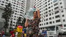Warga membawa wadah berisi air usai mengisinya dari truk tangki pasokan pemerintah di Hanoi, Vietnam, Kamis (17/10/2019). Menurut surat kabar VnExpress, bau pada air ledeng di Hanoi muncul setelah truk tak dikenal membuang 2,5 ton minyak ke cabang Sungai Merah. (Nhac NGUYEN/AFP)