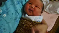 Bayi jumbo seberat 5,4 kilogram dilahirkan dari seorang ibu yang hanya bertinggi badan 148 centimeter. (Liputan6.com/Muhamad Ridlo)