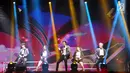 TVXQ tampil menghibur penonton saat konser perdana bertajuk Circle di ICE BSD, Tangerang, Sabtu (31/8/2019). Mengenakan busana hitam putih, kehadiran U-Know Yunho dan Shim Changmin disambut teriakan histeris penggemarnya yang akrab disapa Cassiopeia. (Liputan6.com/Fery Pradolo)