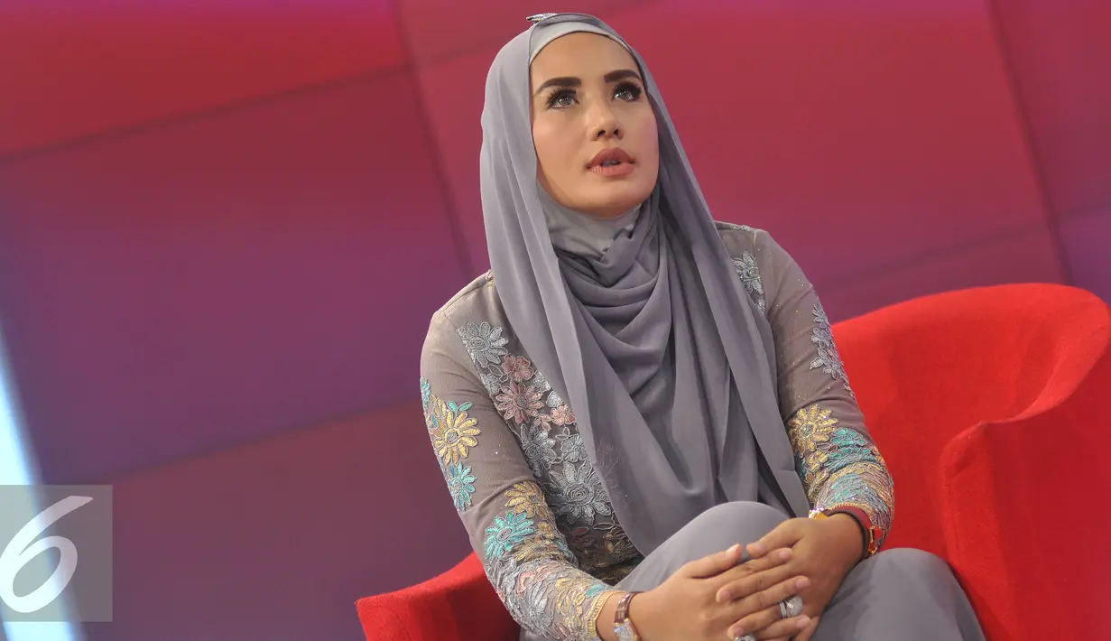 Shinta Bachir tampil mengenakan hijab saat menghadiri Dear Haters di SCTV Tower, Jakarta, Kamis (16/6/2016). Shinta mengaku bahwa kesan seksi bukan hal yang membanggakan, tetapi justru hal yang tampak ia sesali. (Liputan6.com/Gempur M Surya)