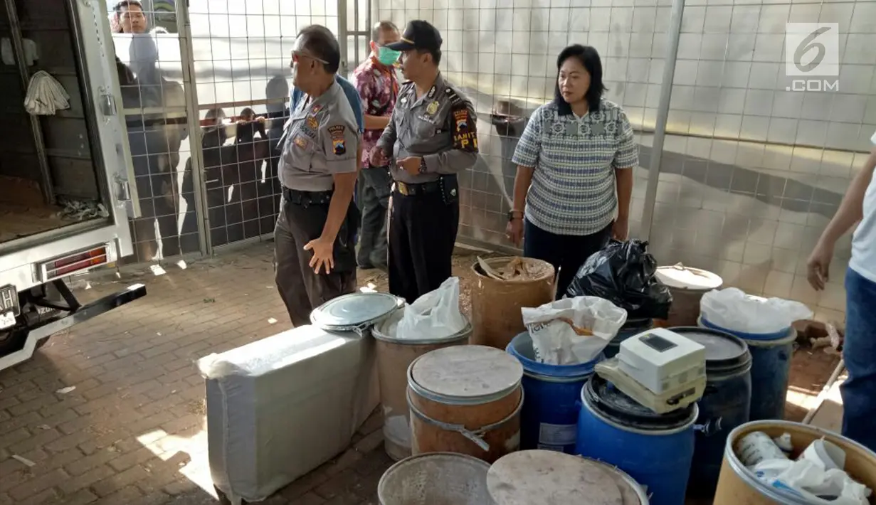 Polisi saat menyita bahan baku pembuatan pil PCC di Jalan Raya Batu Raden, Pabuaran, Purwokerto (19/9). Pabrik ini menghasilkan pil PCC ratusan ribu dalam satu malam. (Liputan6.com/Pool/Frans Fadlan)