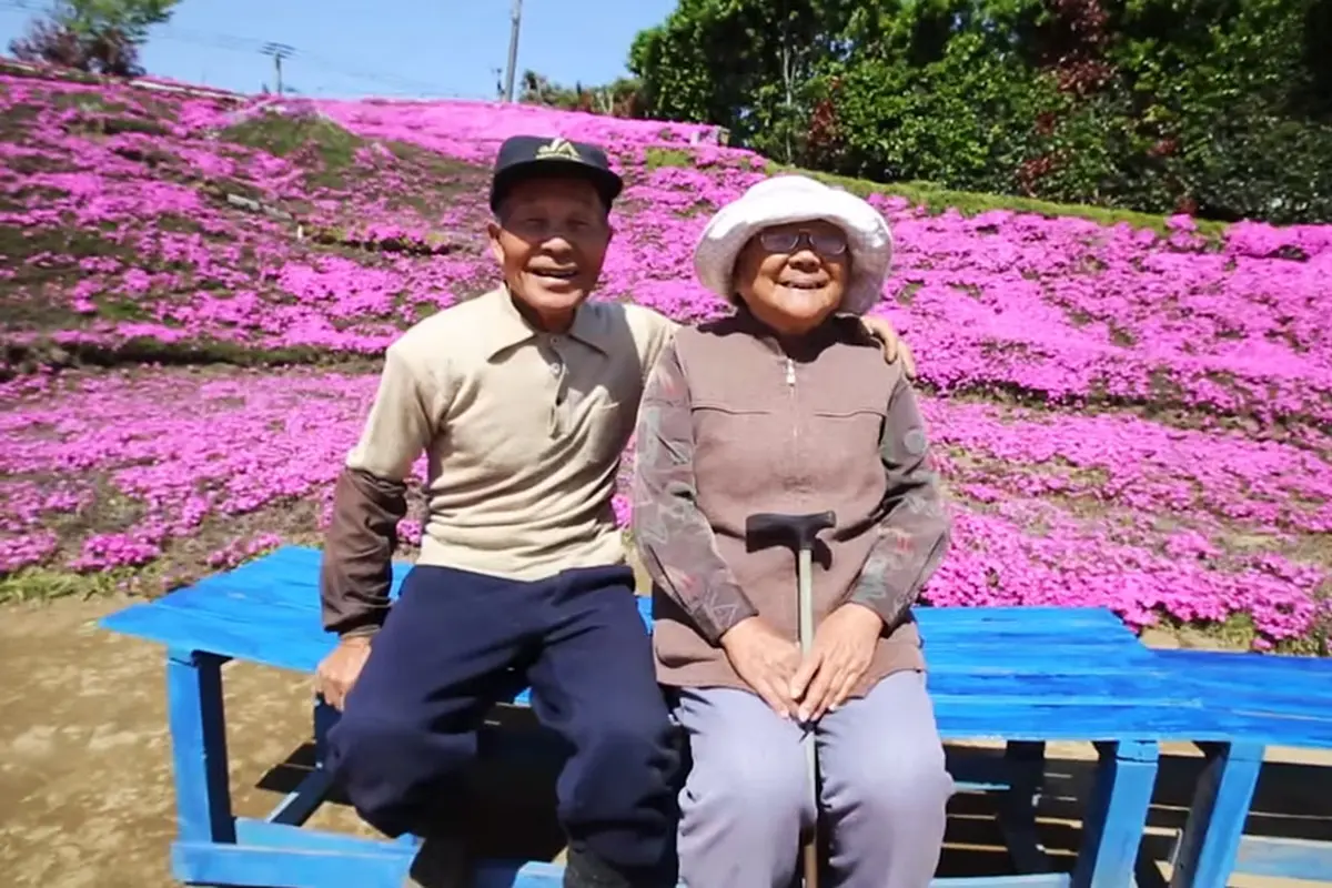 Romantis, Kakek Ini Buat Taman Bunga untuk Istrinya yang Buta
