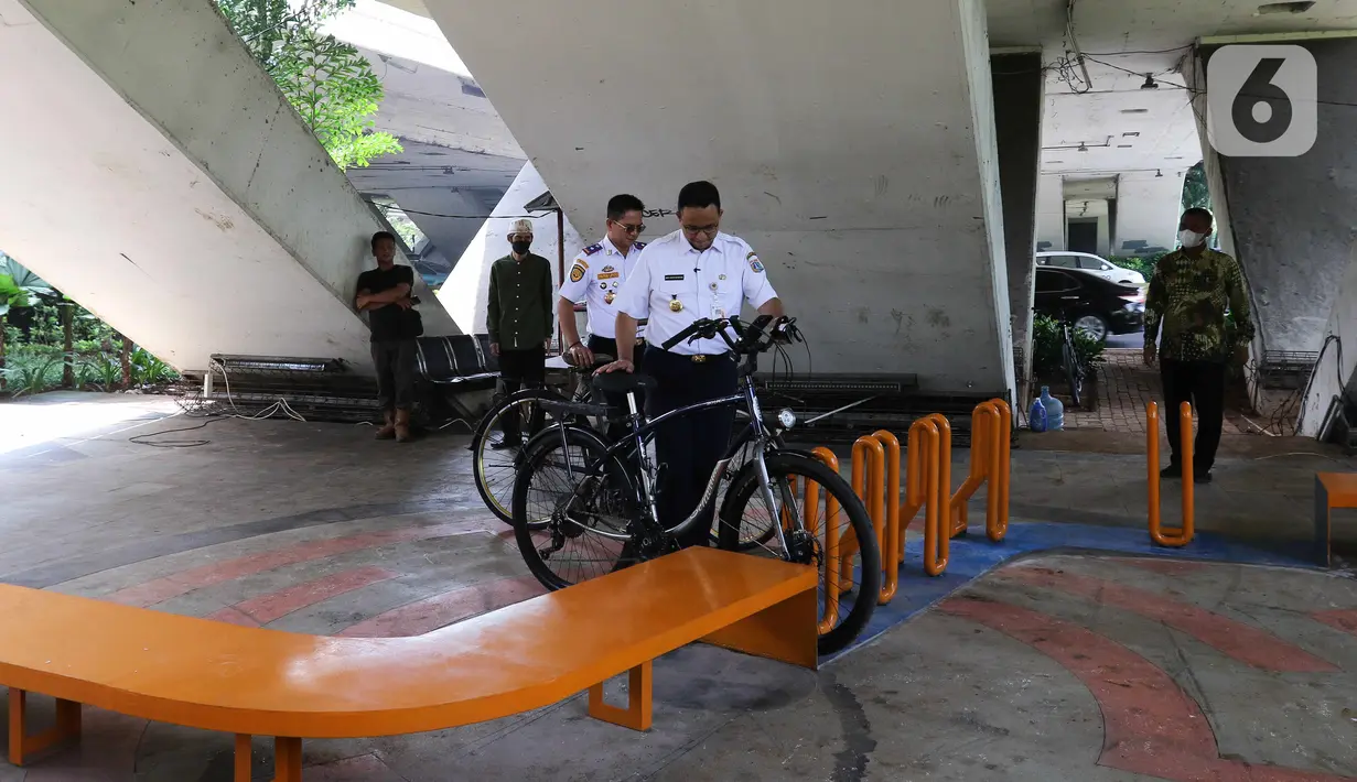 Gubernur DKI Jakarta Anies Baswedan seusai bersepeda di jalur sepeda saat soft launching fasilitas pejalan kaki dan pesepeda pada proyek pembangunan dan penataan kawasan Semanggi di Taman Semanggi, Jakarta, Rabu (12/10/2022). Setelah melakukan soft launching, Anies membubuhkan tanda tangan di atas prasasti sebagai penanda kawasan jalur sepeda dan pedestrian Taman Semanggi telah diresmikan.(Liputan6.com/Herman Zakharia)