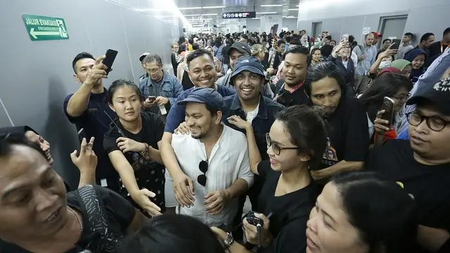 [Fimela] Tompi dan Glenn Fredly Ngamen
