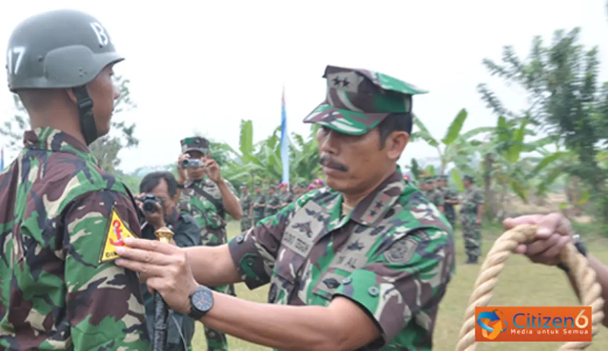 Citizen6, Sidoarjo: Pembukaan pendidikan calon bintara TNI AL, dipimpin langsung orang nomor satu dijajaran Kobangdikal, Laksda TNI Djoko Teguh Wahojo di lapangan Dacota, Puslatdiksarmil Juanda, Sidoarjo, Kamis, (19/7). (Pengirim: Penkobangdikal).