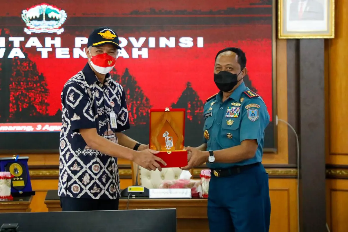 Gubernur Jawa Tengah (Jateng) Ganjar Pranowo menggandeng jajaran TNI Angkatan Laut untuk menciptakan pembangunan. (Istimewa)