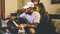 Tak hanya itu, ia pun mengunggah sebuah video hitam putih yang menunjukkan salah satu momen bahagianya dengan Mac. (instagram/arianagrande)