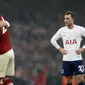 Bek Arsenal, Shkodran Mustafi, merayakan gol yang dicetaknya ke gawang Tottenham pada laga Premier League di Stadion Emirates, London, Sabtu (18/11/2017). Arsenal menang 2-0 atas Tottenham. (AP/Kirsty Wigglesworth)