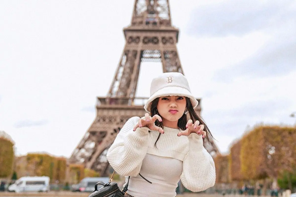 8 Potret Fuji Utami Setia dengan Gaya Skena, Terbaru Jadi Inspirasi Outfit Dingin Saat Liburan di Paris