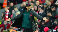 Pelatih Liverpool, Jurgen Klopp bereaksi selama pertandingan sepak bola Liga Inggris antara Liverpool dan Manchester City di Stadion Anfield di Liverpool, Minggu (16/10/2022). Kemenangan The Reds atas Man City mengangkat posisi Liverpool ke urutan delapan dengan 13 poin dari 9 laga. (AP Photo/Jon Super)