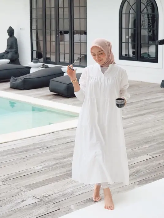 Sambil berpose di samping kolam renang dan memakai long dress berwarna putih, wanita 27 tahun itu menuliskan caption yang berisi pentingnya untuk mencintai diri sendiri. Ia tampak begitu nikmati hari-harinya liburan di Bali. (Liputan6.com/IG/@melodyprima)