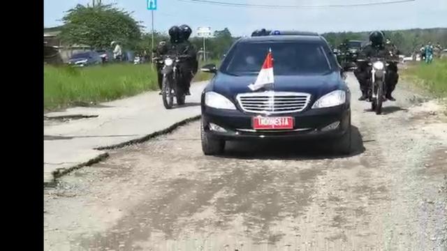 Kumpulan Potret Mobil Presiden Jokowi Kewalahan Melewati Jalanan Rusak di Lampung (Agus Suparto/ Fotografer Kepresidenan)