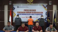 Kantor Imigrasi Kelas II Non TPI Wonosobo menangkap WNA Kamboja yang mengajukan Pasor RI dengan dokumen palsu. (Foto: Liputan6.com/Imigrasi Wonosobo)