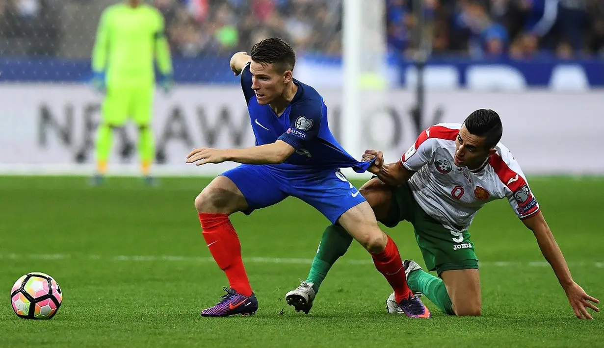 Striker Prancis, Kevin Gameiro, dihadang pemain Bulgaria, Georgi Kostadinov, pada laga lanjutan Grup A Kualifikasi Piala Dunia 2018, di Stadion Stade de France, Sabtu (8/10/2016) dini hari WIB. (AFP/Franck Fife)