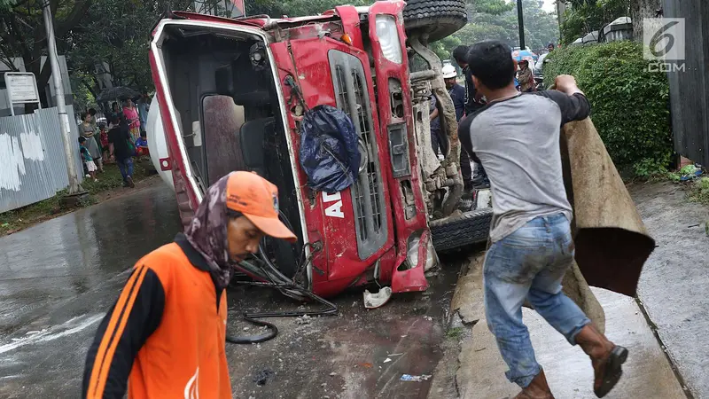 Truk Molen Terguling, Lalu Lintas di Lenteng Agung Dialihkan