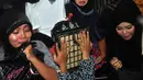 Sedihnya momen ketika sang anak mencium foto Mpok Nori (Foto: Muhammad Akrom Sukarya)