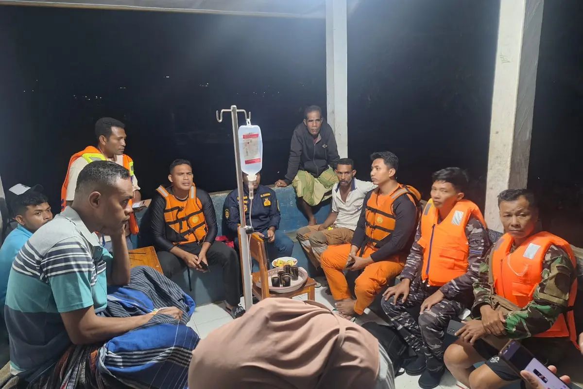 Kapal tenggelam di Perairan Pura, Alor. 19 orang selamat, empat lainnya hilang tenggelam. (Foto: Liputan6.com/Ola Keda)