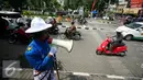 Petugas dari UPT Malioboro dengan mengenakan pakaian tradisional mengatur pengendara sepeda motor yang akan parkir di taman parkir Abu Bakar Ali Yogyakarta, (5/4). (Liputan6.com/Boy Harjanto)