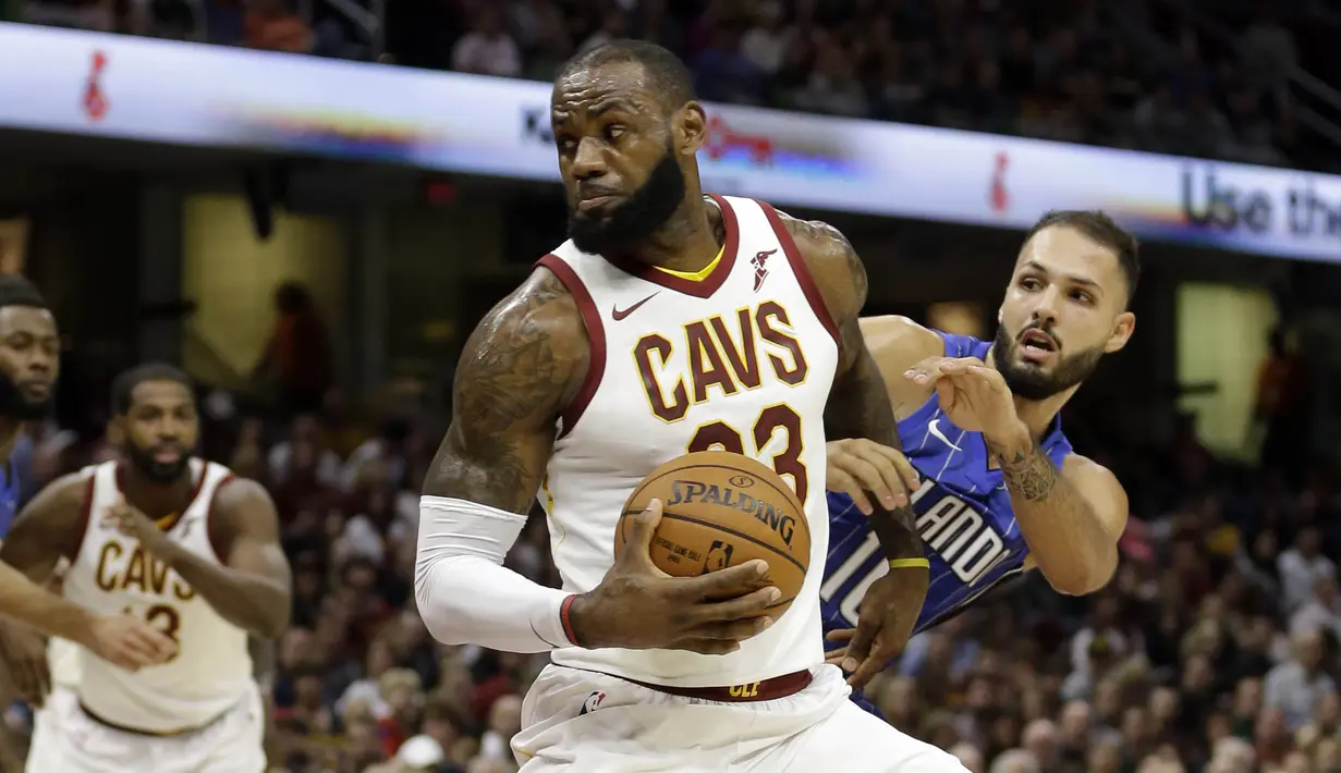 Pebasket Cleveland Cavaliers, LeBron James, berusaha melewati pebasket Orlando Magic, Evan Fournier, pada laga NBA di Quicken Loans Arena, Ohio, Sabtu (21/10/2017). Cleveland Cavaliers kalah 93-114 dari Orlando Magic. (AP Photo/Tony Dejak)