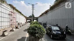 Kendaraan dari arah Simpang Senen saat melintasi aktivitas pekerja menyelesaikan proyek Underpass Senen Extension, Jakarta, Rabu (1/7/2020). Penutupan underpass tersebut menyebabkan kemacetan panjang karena jalan menyempit ditambah adanya perlintasan kereta api. (merdeka.com/Iqbal S. Nugroho)