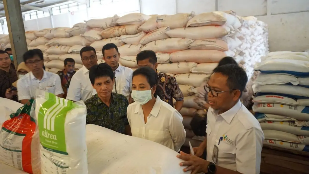 Menteri Rini tinjau persediaan pupuk di Cianjur.