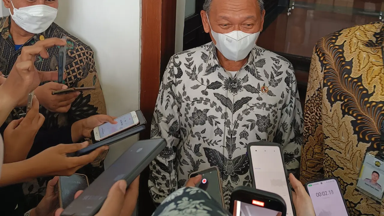 Menteri Energi dan Sumber Daya Mineral (ESDM) Arifin Tasrif bertemu dengan media di Kantor Kementerian ESDM, Jakarta Pusat, Jumat (10/11/2023). Arifin mengatakan bahwa pemerintah akan menambah insentif motor listrik. (Sulaeman/Merdeka.com)