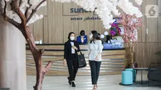 Pengunjung melintas di lobby Sunerra Hotels, Jababeka Bekasi, Rabu (02/6/2021). RedDoorz memperkenalkan hotel premium pertamanya, Sunerra Hotels, untuk memperluas portofolio layanan perhotelan bertaraf internasional dengan sentuhan lokal. (Liputan6.com/Fery Pradolo)