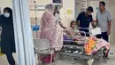 Seorang anak yang terluka—menurut laporan media Iran—akibat serangan yang menghantam sebuah rumah tempat berlangsungnya pesta pernikahan di Kuhestak, Iran selatan, sedang menjalani perawatan di sebuah rumah sakit di Minab, Iran, Rabu dini hari, 2 September 2026. (Morteza Akhoondi/Tasnim News Agency via AP)