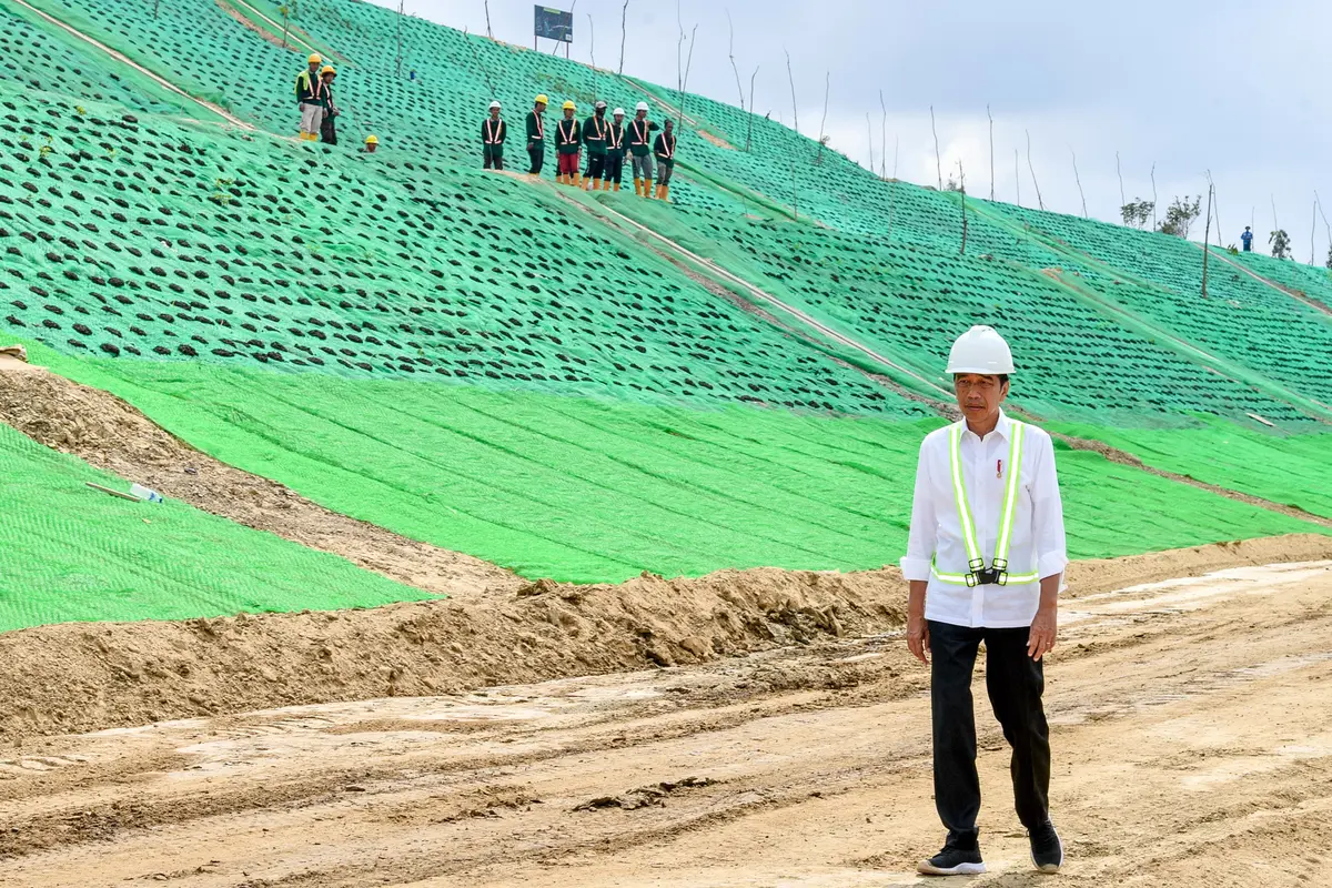 Jokowi Tinjau Pembangunan Jalan Tol IKN