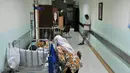 Pasien DBD anak-anak di RSUD kota Depok terpaksa harus di rawat di selasar rumah sakit akibat terbatasnya tempat tidur di rumah sakit, Depok, Selasa (9/2/2016). (Liputan6.com/Yoppy Renato)