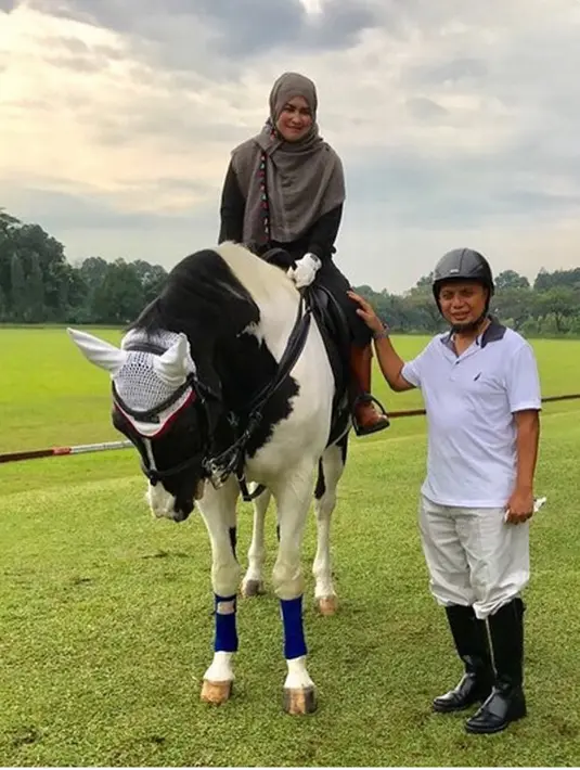 'Kebersamaan dalam cinta dan kasih sayang' begitulah judul vidoe singkat beberapa foto yang diunggah oleh istri pertama Ustadz Arifin Ilham. Beberapa foto kebersamaan keakraban begitu terllihat dari rumah tangga pasangan ini. (Instagram/yuni_syahla_aceh)