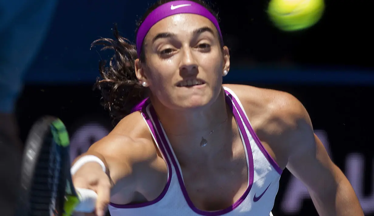 Caroline Garcia dari Prancis mengejar bola saat berlaga pada Tenis Piala Hopman di Perth, Australia  (7/1/2016). (AFP Photo/Tony Ashby) 