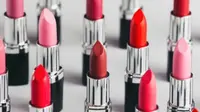 Aplikasikan warna lipstik yang sesuai dengan zodiak Anda.