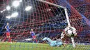 Kiper CSKA Moscow, Igor Akinfeev, gagal mengamankan bola saat melawan Manchester United pada laga Liga Champions di Stadion VEB Arena, Moskow, Rabu (27/9/2017). CSKA kalah 1-4 dari MU. (AFP/Yuri Kadobnov)